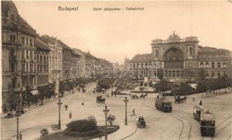 Budapest VII. Baross tér a Keleti (Központi) pályaudvarral, villamosok, fogorvosi rendelő, Arany Sas szálloda - képeslapfüzetből (EK)