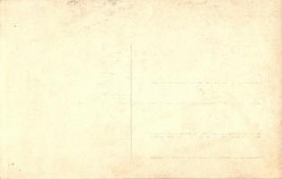 Ismeretlen festő Horthy Miklós festménye előtt / Painting onf Horthy with the unknown painter. photo