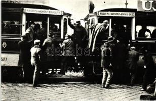 Budapest, villamosok - 2 db MODERN fekete-fehér képeslap / 2 modern postcards