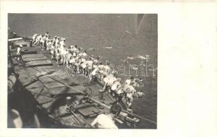 Osztrák-magyar matrózok úszásgyakorlata úszómellényben / K.u.K. Kriegsmarine, mariners swimming practice in swimming vests. photo