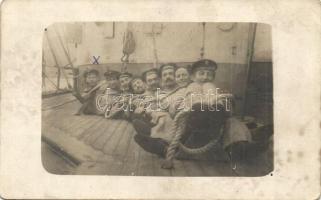 SMS Kaiser Karl VI. osztrák-magyar haditengerészet VI. Károly-osztályú páncélos cirkálójának matrózai hajókötéllel / K.u.K. Kriegsmarine, Mariners of SMS Kaiser Karl VI., photo (fl)