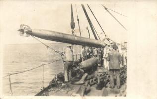 Osztrák-Magyar Haditengerészet, torpedó beemelése a K.u.K. haditengerészet csatahajójába / K.u.K. Kriegsmarine Torpedos am Deck / mariners inserting a torpedo, photo