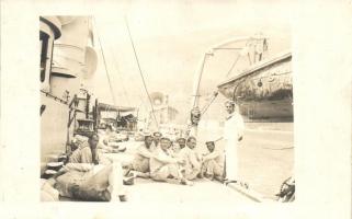 SMS Aspern osztrák-magyar Zenta-osztályú védett cirkáló matrózai a fedélzeten pihennek / K.u.K. Kriegsmarine, resting mariners on board. photo (fl)