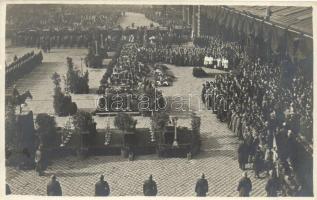 1924 Budapest, Olaszországból hazahozott 18 hős ravatala felállítva a Keleti pályaudvarnál / 18 catafalques of the heroes brought home from Italy. photo