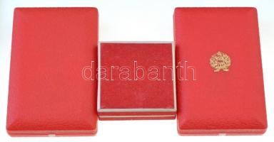 3db-os magyar szocialista jelvény és kitüntetés tétel, közte "A Haza Szolgálatáért arany fokoza...