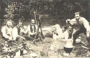 ~1907 Vadászat után elkészített vadétel bográcsban, csoportkép / Hunters after hunting, cooking. group photo