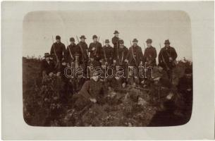1911 Harkács, Hrkac; Vadásztársaság csoportképe a Felvidéken / hunters group photo