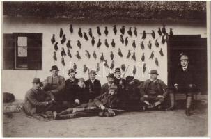 1912 Zombor, Sombor; vadászok csoportképe falra tűzött lelőtt madarakkal a Vajdaságban / hunters group photo with hunted birds. photo