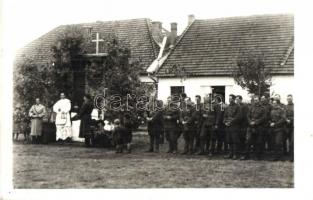 1942 Vilke, Velká nad Iplom; Dicső városvédő ünnep, katonák mise közben / celebrtaing mass with soldiers. Gyurcsányi photo (EK)