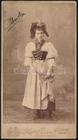 cca 1900 Fiatal lány népviseletben, keményhátú fotó Mertens és társa budapesti műterméből, hátulján feliratozva, 20×11 cm