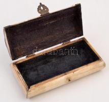 Réz veretekkel díszített csontőrlemény dobozka, jó állapotban, 14x7x4,5 cm