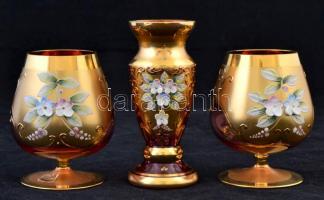 3 db aranyozott, virágmintás díszítésű üvegpohár, mini váza, minimális kopásnyomokkal, 10 és 11 cm