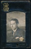 1919-1920 Budapesti Korcsolyázó Egylet fényképes tagsági jegye, bőr tokban, sérüléssel.