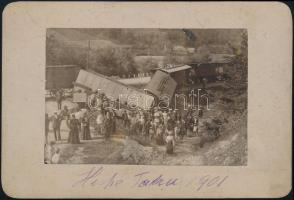 1901 Magas-Tátra, Kisiklott vonat, feliratozott, kartonra kasírozott fotó, 11x16 cm / High Tatras, train accident, vintage photo, 11x16 cm