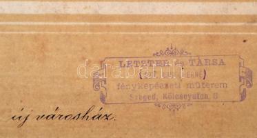 cca 1900 Szeged, Széchenyi tér, Új Városháza, piac. Nagyméretű fotó kartonon. Letzer és Társa, pecsé...