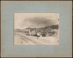 1907 Marosfő vasútállomás az átadás utáni napon, háttérben az építő cég barakkjai. Székely vasút. / Marosfő railway station on the 2nd day after the opening. 18x13 cm