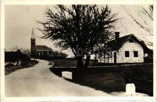 Nagytótlak, Lak, Lakszentmiklós, Selo; utcakép a templommal / street view with church (EK)