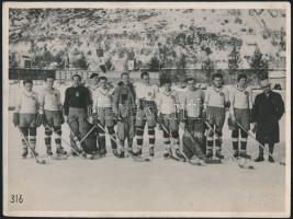 cca 1930 A magyar jégkorong válogatottat ábrázoló nagyméretű Torinóban készült fotó / Large Photo of the Hungarian ice hockey team. signed Ottolenghi 24x16 cm