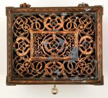 Áttört bányász doboz, rezezett fém, kulccsal, 14×18 cm