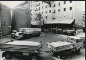 cca 1975 Budapesti városképek, életképek, 4 db vintage fotó, három feliratozott, 18x23,5 cm 16x24 cm