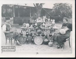 cca 1935 és 1975 Mezőtúri fazekasok, 2 db fotó, az egyik feliratozott, 24x18 cm és 9x12 cm