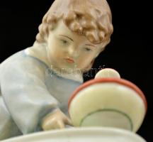 Zsolnay búgócsigás kisfiú, kézzel festett, jelzett, hibátlan, 15x12,5 cm