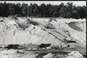 cca 1975 Felszíni bányák (Fenyőfő, Visonta), 4 db vintage fotó, 18x24 cm és 20x17,5 cm között