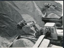 cca 1975 Felszíni bányák (Fenyőfő, Visonta), 4 db vintage fotó, 18x24 cm és 20x17,5 cm között