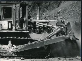 cca 1975 Kortárs fotóművészeti alkotások, 3 db feliratozott vintage fénykép, 24x18 cm és 17x21 cm kö...