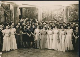 Báli ruhák divatja az 1930-as évekből, 3 db vintage fénykép, kettő jelzett, 17,5x23 cm és 16x22,5 cm között