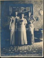 Báli ruhák divatja az 1930-as évekből, 3 db vintage fénykép, kettő jelzett, 17,5x23 cm és 16x22,5 cm...