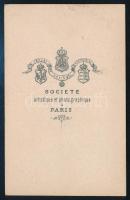 cca 1865 Vizitkártya méretű csoportkép egy párizsi fotográfus műterméből, sérüléssel, 6,5x10,3 cm