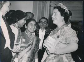 1948 Bowes-Lyon Erzsébet (1900-2002) brit királyné Ceylon szigetén, angolul feliratozott vintage fotó, 15x20,5 cm / Queen Elizabeth (1900-2002), The Queen Mother, Ceylon, press photo
