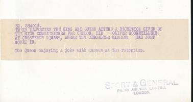 1948 Bowes-Lyon Erzsébet (1900-2002) brit királyné Ceylon szigetén, angolul feliratozott vintage fot...