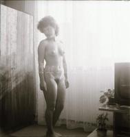 cca 1970 Aktfelvételek rollfilmen, 12 db szabadon felhasználható, vintage negatív, 6x6 cm