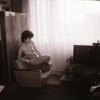 cca 1970 Aktfelvételek rollfilmen, 12 db szabadon felhasználható, vintage negatív, 6x6 cm