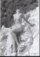 cca 1978 Sziklakertben barangolva, 4 db szolidan erotikus fénykép, vintage negatívokról készült mai nagyítások, 25x18 cm / 4 erotic photos