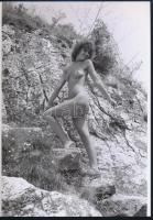 cca 1978 Sziklakertben barangolva, 4 db szolidan erotikus fénykép, vintage negatívokról készült mai ...