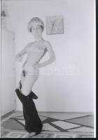 cca 1970 Nadrágban érkezett, 3 db szolidan erotikus fénykép, vintage negatívokról készült mai nagyít...