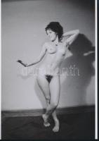 cca 1979 Műtermi huncutságok, 4 db szolidan erotikus fénykép, vintage negatívokról készült mai nagyí...