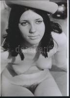 cca 1971 Kalapos szépség, 3 db szolidan erotikus fénykép, vintage negatívokról készült mai nagyításo...