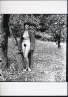 cca 1977 Tavaszi kerti munkák, 3 db szolidan erotikus fénykép, vintage negatívokról készült mai nagy...