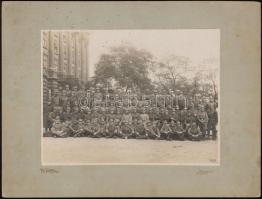 Katonai csoportképek, 17x22 cm és 25x35 cm között, kartonra ragasztott vintage fotók
