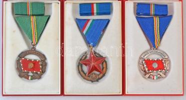 1951. "Közbiztonsági Érem" bronz, ezüst és arany fokozata a rendőrség tagjai részére, aranyozott, ezüstözött Br  kitüntetések (3xklf), mellszalagon, szalagsávval, mindhárom tokban + 1964. "Haza Szolgálatáért Érdemérem" arany, ezüst és bronz fokozata. Aranyozott, ezüstözött és patinázott Br kitüntetés mellszalagon, mindhárom szalagsávval és tokban T:1-,2 zománchiány