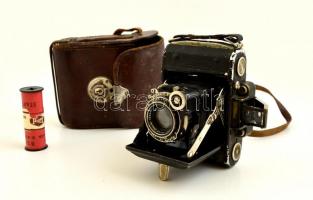 cca 1934 Zeiss Ikon Super Ikonta 530 fényképezőgép Carl Zeiss Tessar 1:3,5 f=7 cm objektívvel, eredeti bőr tokjában, kissé kopottas, működőképes állapotban, bontatlan Fortepan 6x6-os filmmel / Vintage camera in leather case, slightly worn, works well