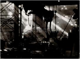 cca 1985 Kortárs fotóművészeti alkotások, 2 db feliratozott vintage fénykép, 30x40 cm és 32x17 cm