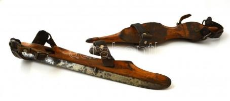 cca 1900 J. Nooitgedagt régi holland korcsolyapár, fém, fa, bőr, jelzettek, h: 41 cm