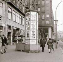 1971 Budapest, a Fővárosi Moziüzemi Vállalat hirdető oszlopai, plakáthelyei, kirakatai, ahol az új f...