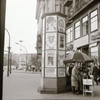 1971 Budapest, a Fővárosi Moziüzemi Vállalat hirdető oszlopai, plakáthelyei, kirakatai, ahol az új f...