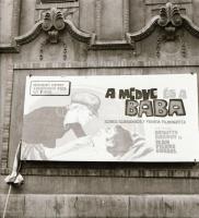 1971 Budapest, a Fővárosi Moziüzemi Vállalat hirdető oszlopai, plakáthelyei, kirakatai, ahol az új f...